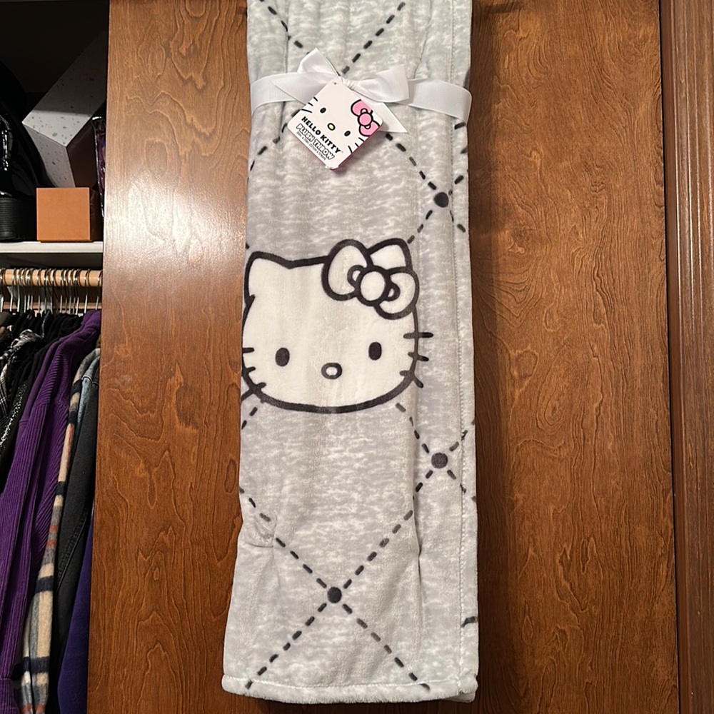 BRAND NEW! Hello Kitty Plush Throw